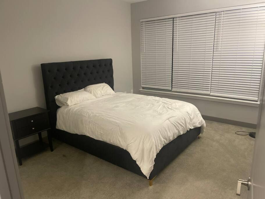 Luxurious & Spacious 1 Bedroom Hampton Exterior photo