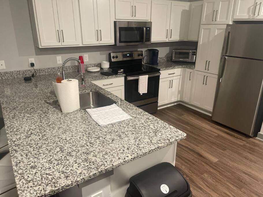 Luxurious & Spacious 1 Bedroom Hampton Exterior photo